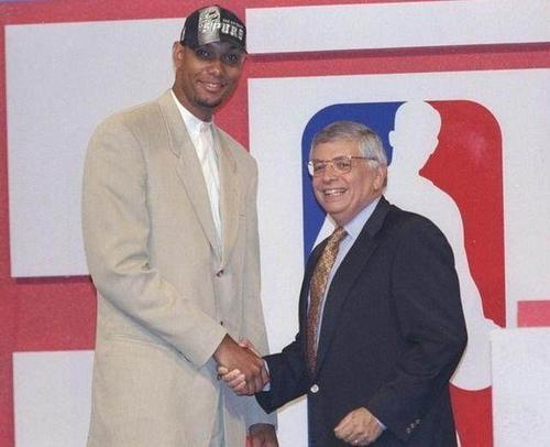 一直肩负着 一直肩负着